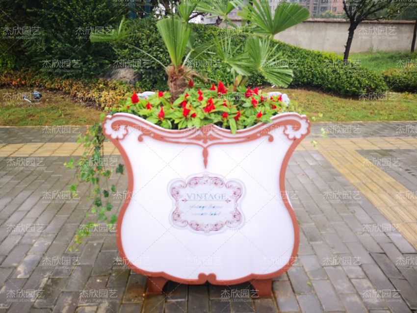 街道花箱款式多樣，可供選擇！