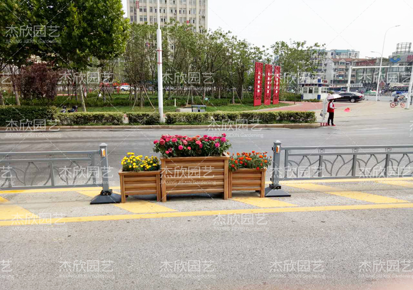 為什么大家都選擇護(hù)欄花箱？