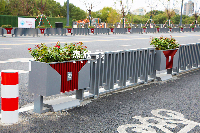 道路護(hù)欄花箱有兩種你能區(qū)分嗎？