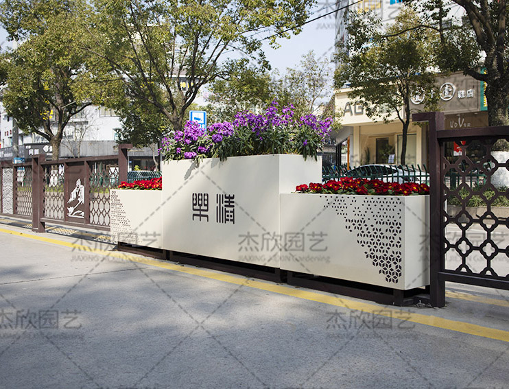 不銹鋼道路花箱護(hù)欄時代華章花箱