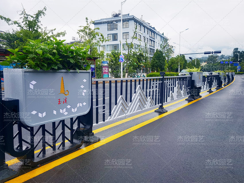 不銹鋼道路花箱護(hù)欄輕歌曼舞花箱實(shí)拍款