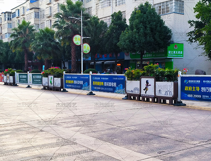 不銹鋼道路花箱護(hù)欄飛龍?jiān)谔於ㄖ瓶? title=